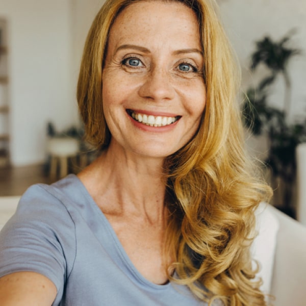 middle-aged-woman-portrait smiling-min